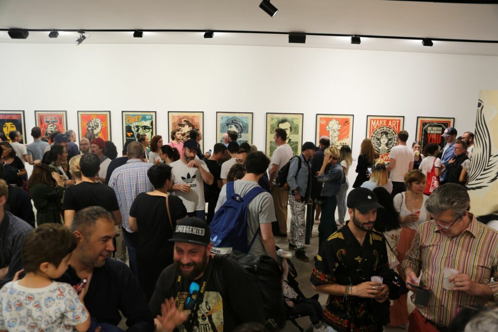 Photo du vernissage de l'exposition de Shepard Fairey à la galerie Itinerrance
