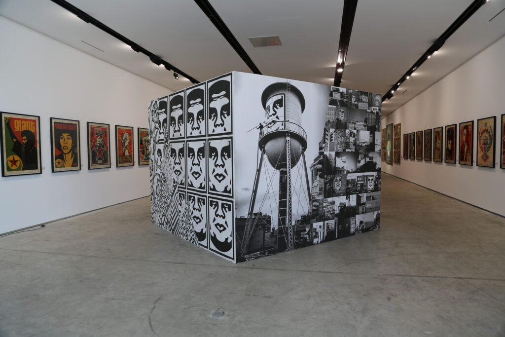 Photo de l'exposition "Facing the Giant" par Shepard Fairey / Obey