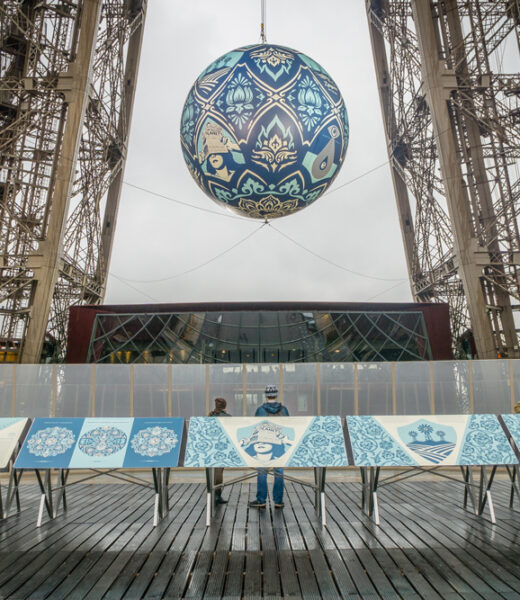Photo de l'installation Earth Crisis de Shepard Fairey, sur la Tour Eiffel
