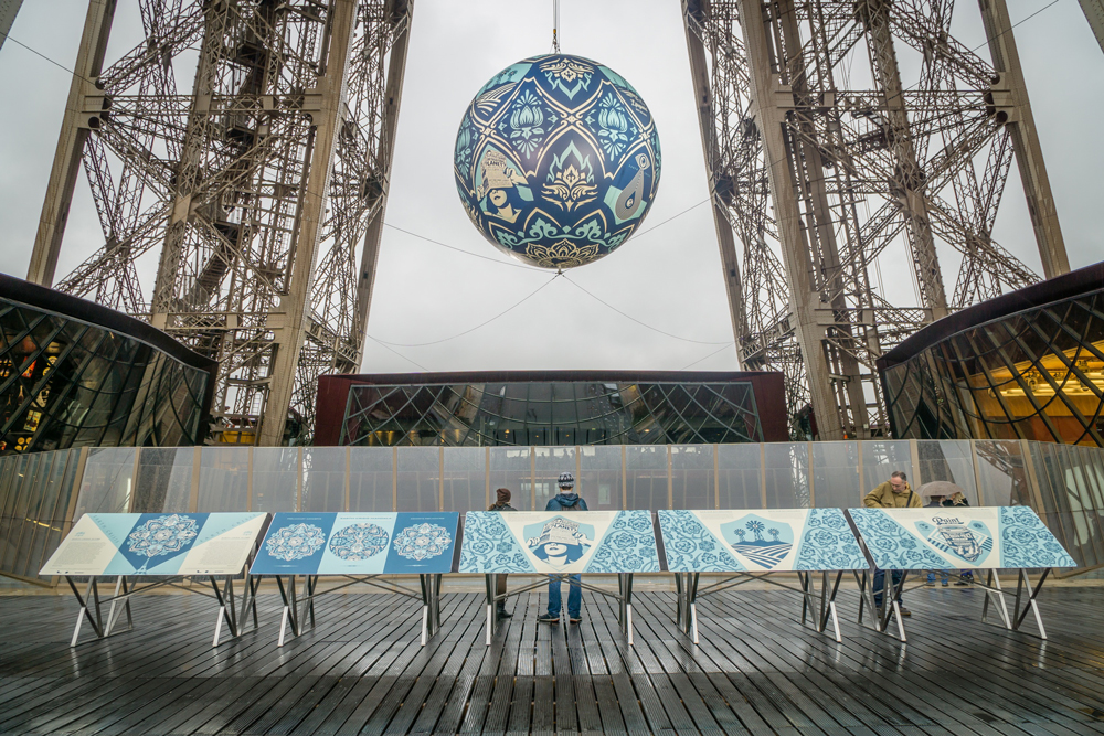 Photo de l'installation Earth Crisis de Shepard Fairey, sur la Tour Eiffel